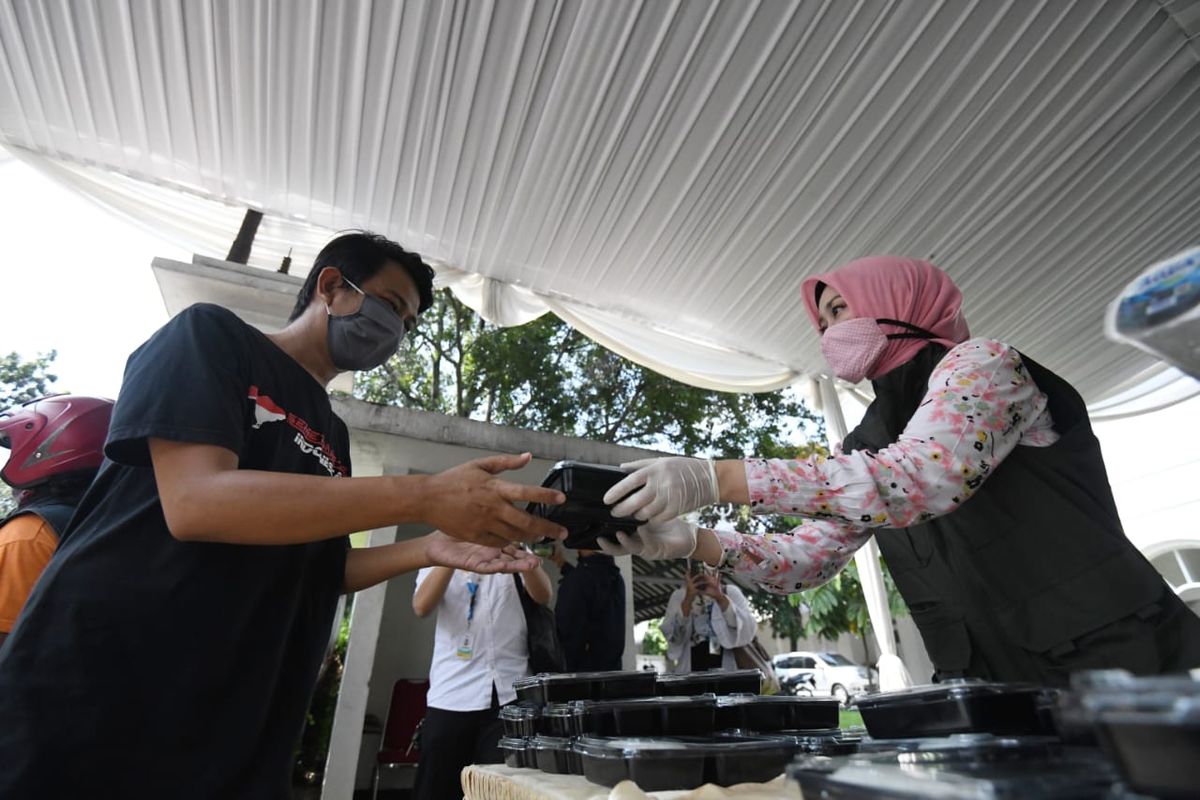 Tim Jabar Bergerak saat membagikan makanan untuk warga di Jalan Cicendo, Kota Bandung, beberapa waktu lalu. 
