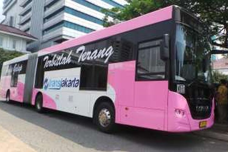Bus transjakarta gandeng khusus perempuan. Bus ini diluncurkan bertepatan dengan hari Kartini pada 21 April 2016.