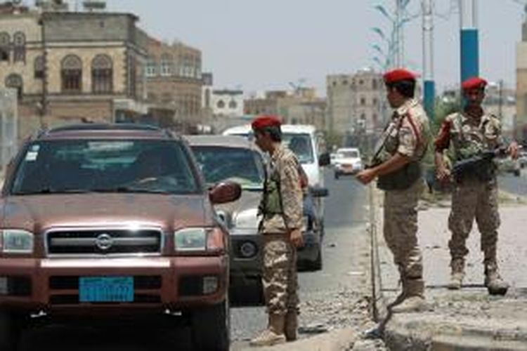 Sekelompok prajurit Yaman memeriksa mobil-mobil yang memasuki wilayah ibu kota Sanaa,