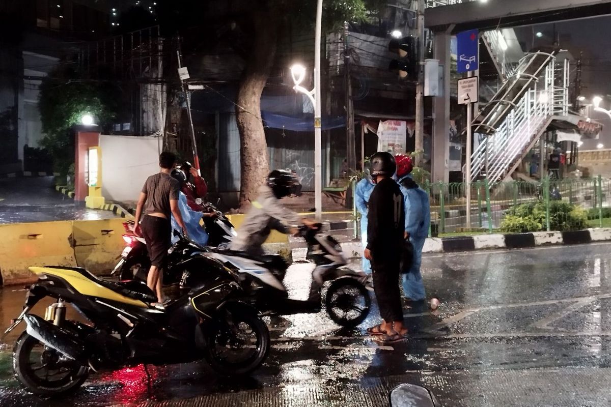 Sebanyak 3 motor tergelincir di bawah fly over Jalan Fachrudin, Tanah Abang, Jakarta Pusat akibat jalanan yang licin, Selasa (7/3/2023). (KOMPAS.com/XENA OLIVIA)