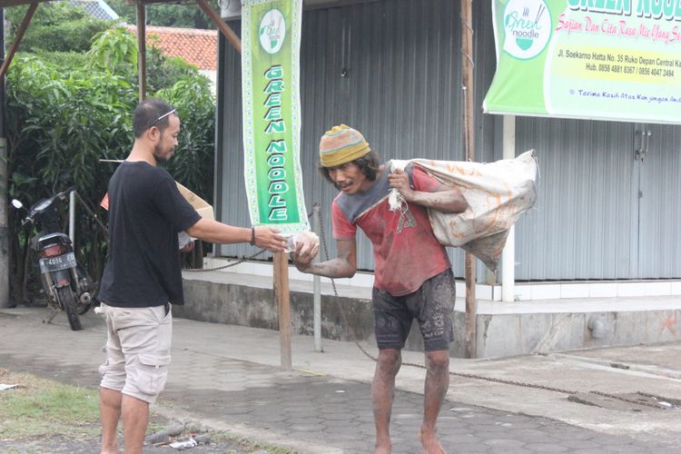 Relawan Sedekaholic, saat memberi bantuan nasi bungkus kepada pemulung. KOMPAS.Com / Slamet Priyatin