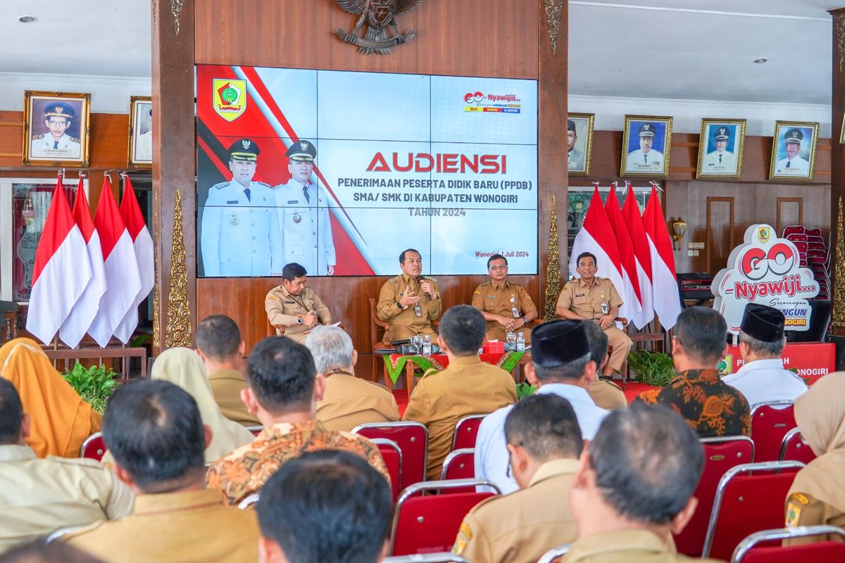 Bupati Wonogiri Joko Sutopo menyampaikan masukkannya saat menggelar audiensi PPDB SMA dan SMK di Pendopo Kabupaten Wonogiri, Senin (1/7/2024).