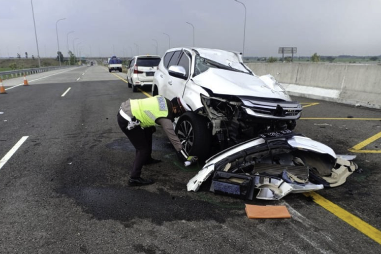 Mobil Pajero Sport Putih bernopol B 1264 BJU yang ditumpangi Vanessa Angel dan suaminya mengalami kecelakaan lalu lintas di Tol Jombang-Mojokerto, KM 672.400/A, Kamis (4/11/2021).