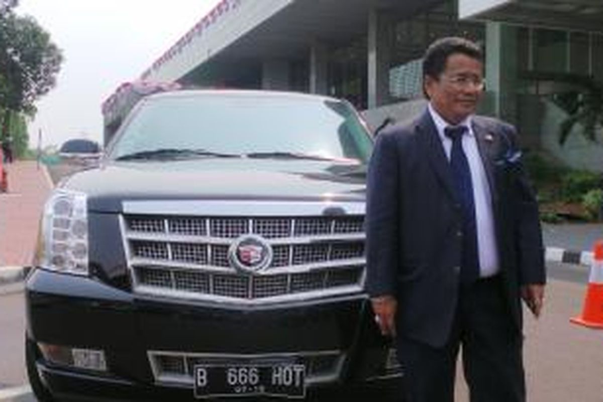 Pengacara Hotman Paris Hutapea dan mobil mewahnya, Cadillac Escalade di Kompleks Parlemen, Kamis (26/9/2013).