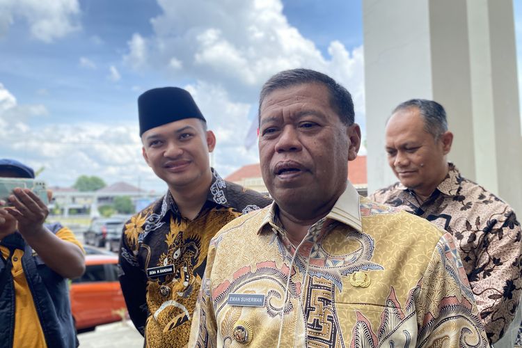 Bupati Majalengka, Eman Suherman saat menanggapi hebohnya isu dugaan hubungan gelap seorang oknum Aparatur Sipil Negara (ASN) dengan seorang wanita muda hingga hamil di kantor BKPSDM Majalengka, Jawa Barat, Kamis (2/10/2025)