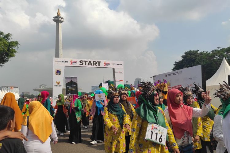 Suasana Pawai Tarhib Ramadhan 1444 H yang digelar Badan Amil Zakat Nasional (Baznas) Baziz DKI Jakarta di silang Monas, Jakarta Pusat, Minggu (19/3/2023). 