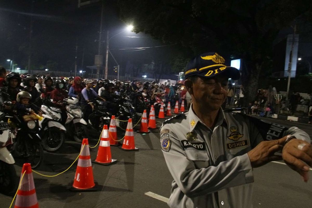 Petugas bersiap membuka akses yang ditutup untuk perayaan pergantian tahun di acara car free night Jalan MH Thamrin, Jakarta, Minggu (31/12/2017). Acara yang diadakan Pemprov DKI Jakarta menutup akses Jalan MH Thamrin hingga Harmoni pada pukul 17.00 WIB - 01.00 WIB.