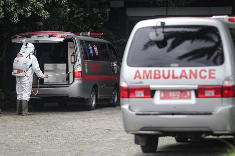 Petugas menyemprotkan cairan disinfektan ke mobil ambulans yang mengantarkan pasien COVID-19 di Hotel Singgah COVID-19, Curug, Kabupaten Tangerang, Banten, Jumat (11/2/2022).  Pemerintah Kabupaten Tangerang menambah kapasitas tempat tidur untuk pasien COVID-19 di Hotel Singgah COVID-19 Curug dari 240 kapasitas menjadi 400 kapasitas karena tingginya kasus COVID-19 di Kabupaten Tangerang.