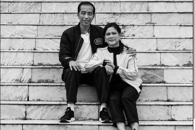 Kepala Negara Joko Widodo berpose mesra dengan Ibu Negara Iriana. Foto hitam putih ini menjadi salah satu gambar yang diunggah ke akun Instagram cucu pertama mereka Jan Ethes, selain sekian banyak foto kemesraan keluarga mereka. 