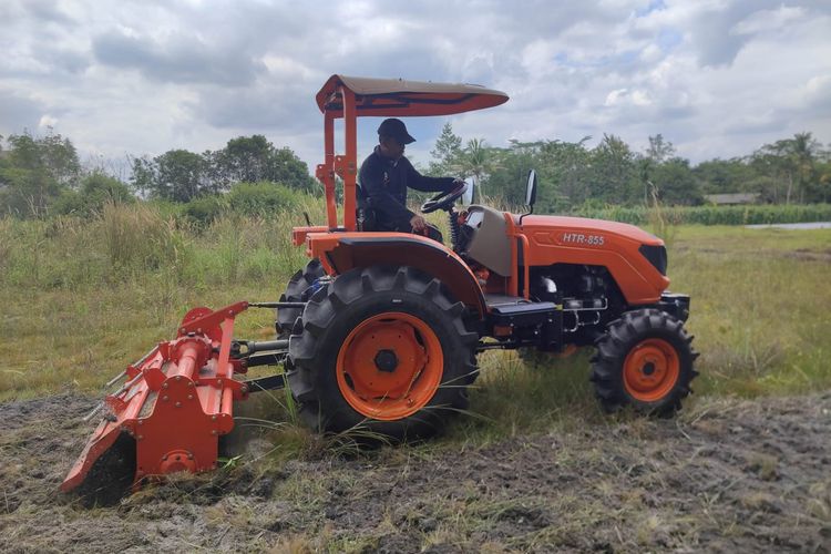 Traktor HTR-855 menjadi unit percontohan saat pelatihan bersama para petani di Palangkaraya, Kalimantan Tengah pada 21 Juli 2025.