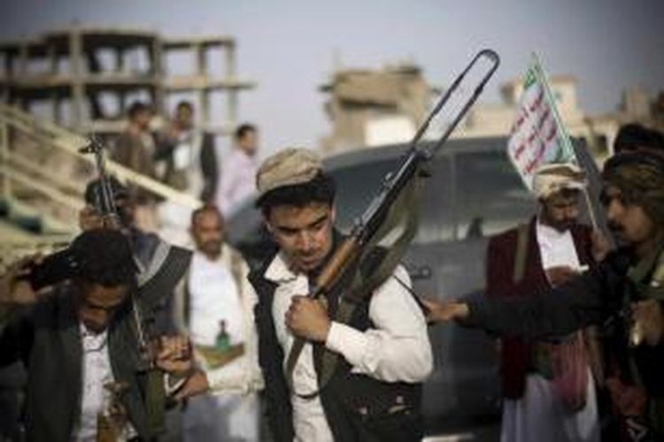 Kelompok pemberontak Syiah, yang dikenal sebagai Houthi, melakukan tarian tradisional selama protes terhadap serangan udara Saudi Arabia di Sanaa, Yaman, 10 April 2015.