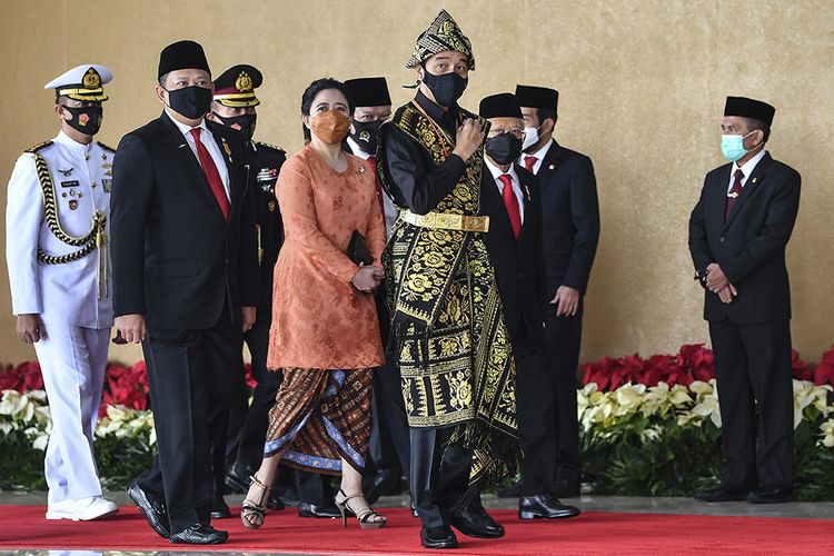 Presiden Joko Widodo dan Wakil Presiden Maruf Amin didampingi Ketua MPR Bambang Soesatyo dan Ketua DPR Puan Maharani tiba di lokasi sidang tahunan MPR dan Sidang Bersama DPR-DPD di Komplek Parlemen, Senayan, Jakarta, Jumat (14/8/2020). Kepala Negara memilih menggunakan pakaian adat Sabu, Nusa Tenggara Timur, pada sidang tahunan yang digelar di tengah pandemi Covid-19 kali ini.