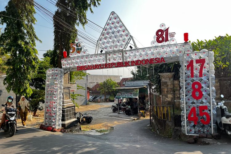 Gapura HUT RI di Purwakarta Terbuat dari Galon Bekas, Karya Warga Curi Perhatian