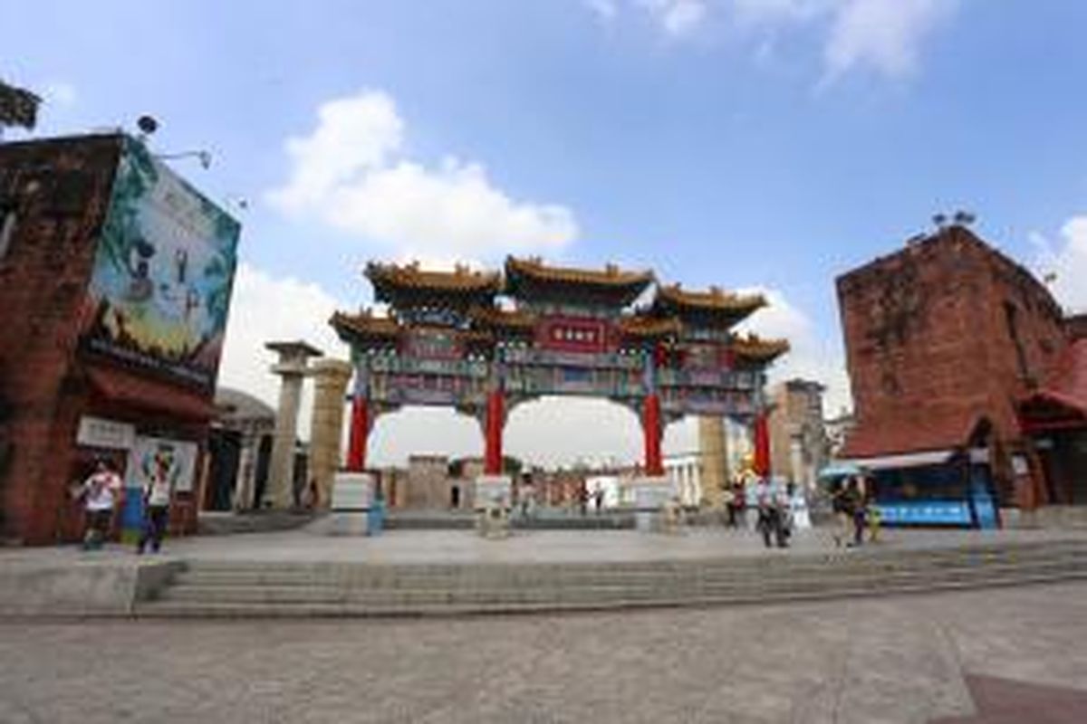 Wisatawan mengunjungi taman hiburan Window of the World di Shenzhen, Guangdong, China, Senin (9/11/2015). Window of the World merupakan sebuah taman replika keajaiban dunia yang ukurannya diperkecil dengan rasio dari bangunan aslinya, 1:3, 1:5, dan 1:15. WARTA KOTA/ANGGA BHAGYA NUGRAHA