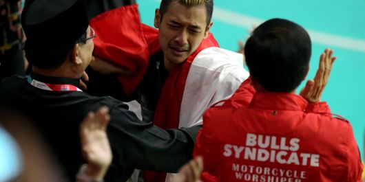 Pesilat putra Indonesia, Hanifan Yudani Kusuma,mendapat ucapan selamat dari Presiden Republik Indonesia, Joko Widodo dan Presiden Persekutuan Pencak Silat Antarbangsa (Persilat), Prabowo Subianto setelah berhasil meraih medali emas pada partai final nomor kelas C putra 55 kg sampai 60 kg Asian Games 2018 di Padepokan Pencak Silat, TMII, Jakarta, Rabu (29/8/2018). Hanifan Yudani Kusuma mengalahkan atlet pencak silat asal Vietnam, Nguyen Thai Linh.