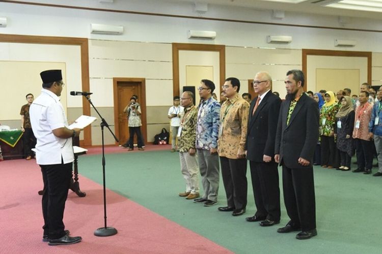 Kepala LAN Adi Suryanto, melantik Pengurus Pusat IWI Periode 2019-2023 yang terpilih dari hasil kongres.