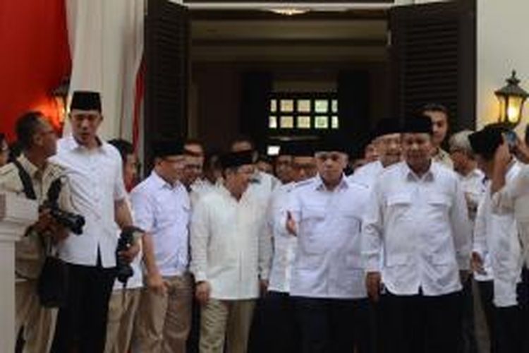 Pasangan bakal capres dan cawapres, Prabowo Subianto dan Hatta Rajasa, bersama barisan partai pendukungnya bersiap menandatangani kesepakatan dari koalisi partai pendukung di Rumah Polonia, Jakarta, Selasa (20/5/2014). Pasangan yang diusung Partai Gerindra tersebut juga didukung oleh PKS, PPP, Golkar, PAN, dan PBB.