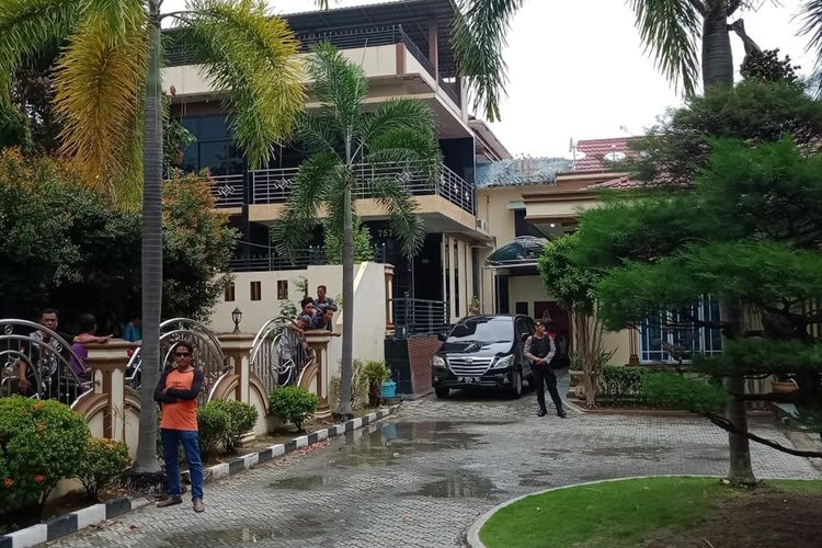 Personil KPK bongkar paksa pintu rumah kediaman Nurdin Basirun dan melakukan penggeledahan di mobil pribadi miliknya