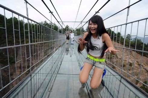 Sambut Hari Kemerdekaan, China Operasikan Jembatan Kaca Pertama di Dunia