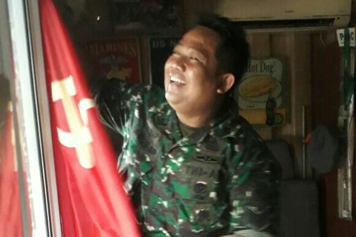 Anggota Babinsa Kodim 0504 Jakarta Selatan mencopot bendera berlambang palu arit di Garage 66, Jalan Pangeran Antasari, Jakarta Selatan, Kamis (29/9/2017).