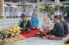 Dua Calon Pengantin Dhaup Ageng Jalani Upacara Adat "Nyengker"