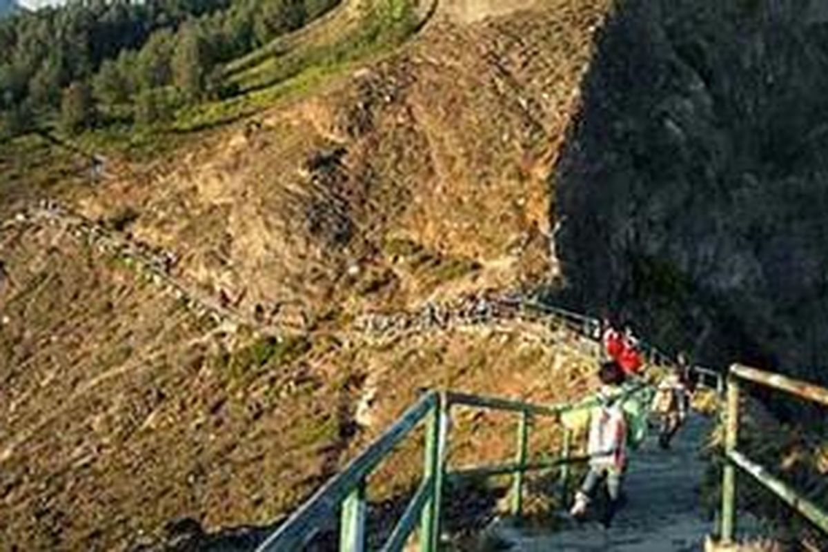 Trekking Danau Kelimutu