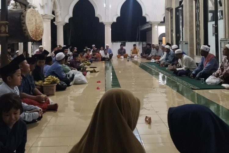 Mengenal Cocoghen, Tradisi Maulid Nabi di Bangkalan yang Jadi Rebutan Anak-anak