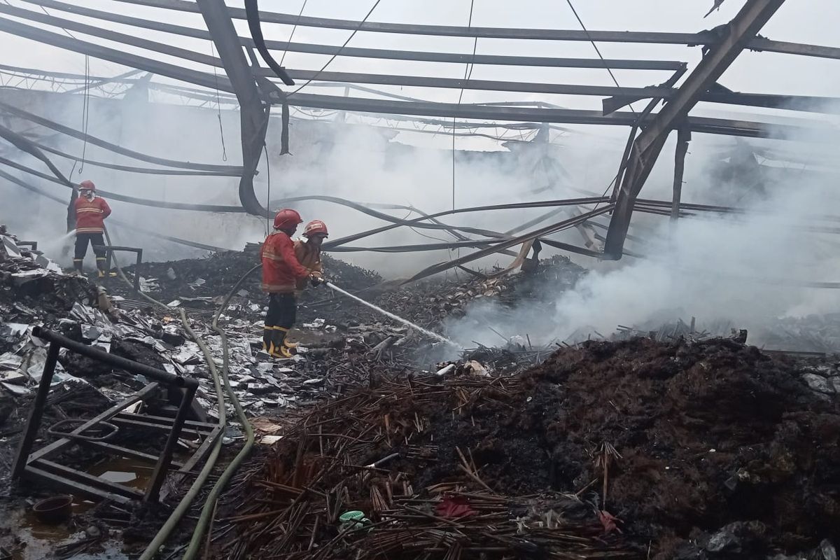 Sebuah gudang milik PT Pilar Niaga Makmur di Jalan KS Tubun, Kecamatan Karawaci, Kota Tangerang, Rabu (22/03/2023).  Sampai hari ini, Kamis (23/3/2023) sekitar pukul 12.00 WIB, sudah sekitar 20 jam, petugas pemadam kebakaran masih terus berusaha memadamkan sisa-sisa api.