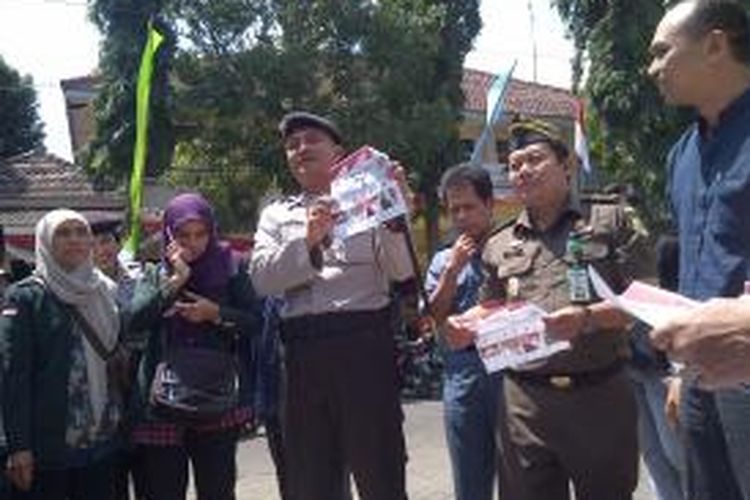 Kapolres Malang, AKBP Adi Deriyan, saat memegang surat suarat yang rusak sebelum dimusnahkan di depan kantor KPU Kabupaten Malang, Rabu (28/8/2013).