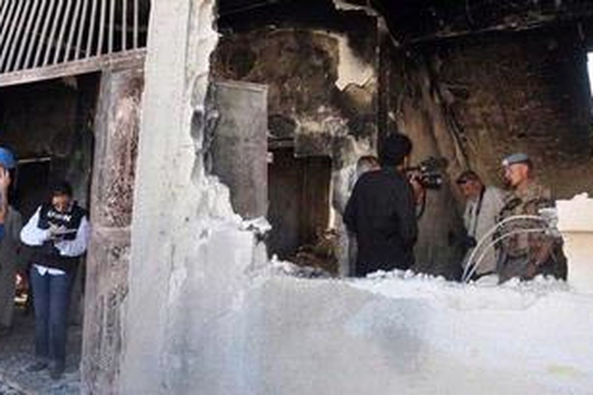 Anggota tim pemantau PBB, Kamis (14/7/2012), meninjau sebuah sekolah yang rusak berat akibat bombardir militer Suriah di Desa Treimseh, Provinsi Hama, di mana lebih dari 150 orang tewas dalam serangan besar-besaran pekan lalu. 