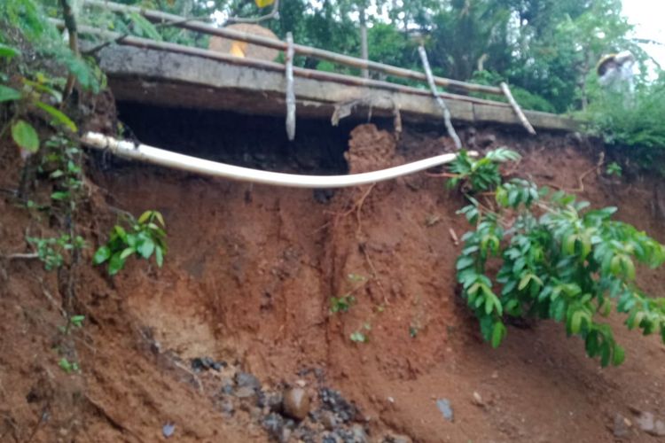 Ruas jalan kabupaten Binangun-Kalisube, Kecamatan Banyumas, Kabupaten Banyumas, Jawa Tengah, nyaris tergerus akibat talut longsor, Jumat (1/12/2022).