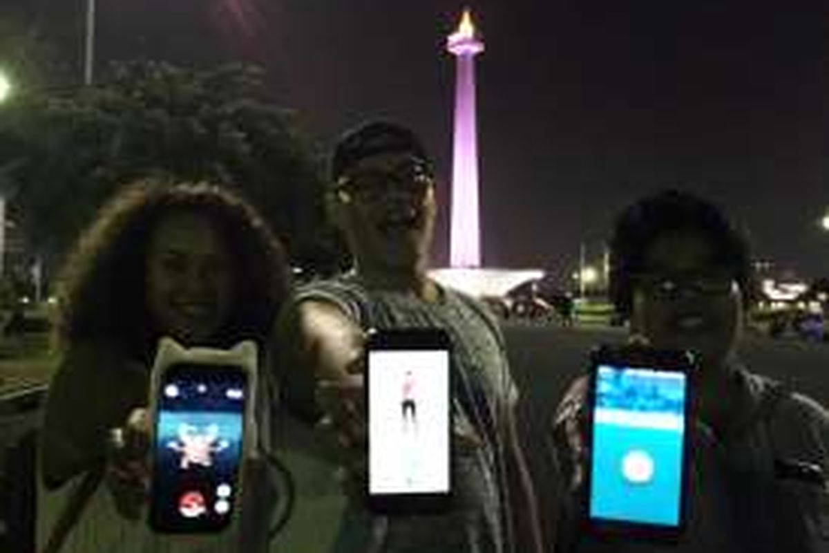 Ki-ka: Deisha Rena (26), Ariko Ahmad (26) dan Edna Tarigan (28) yang bermain Pokemon Go di kawasan Monumen Nasional (Monas).