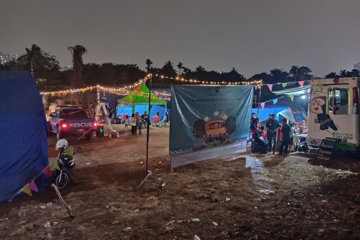 Lokasi pengungsian kebakaran di Kampung Dalam, Jalan MT Haryono, RW 01, Kelurahan Cawang, Kecamatan Kramat Jati, Jakarta Timur, yang disulap relawan layaknya festival malam, Kamis (10/10/2019).