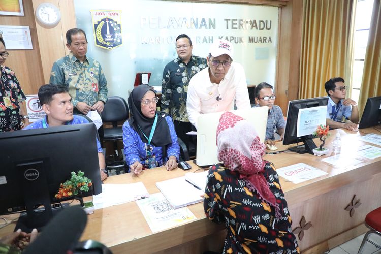 Penjabat (Pj) Gubernur Daerah Khusus Ibu Kota (DKI) Jakarta Heru Budi sedang berdialog dengan warga di Kantor Kelurahan Kapuk Muara Baru, Jakarta Utara. 