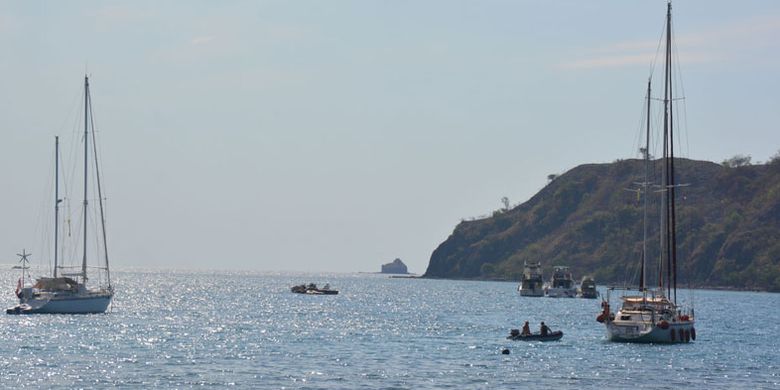Yacht berlabuh di Pantai Waecicu, Rabu (30/8/2017). Laut yang teduh membuat kapal-kapal wisata berlabuh di sekitar Pantai Waecicu.