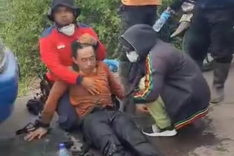 Sejumlah petugas pemadam kebakaran hutan dan lahan di Jalan Pelang, Kecamatan Matan Hilir Selatan, Kabupaten Ketapang, Kalimantan Barat (Kalbar) alami sesak dam pingsan. 