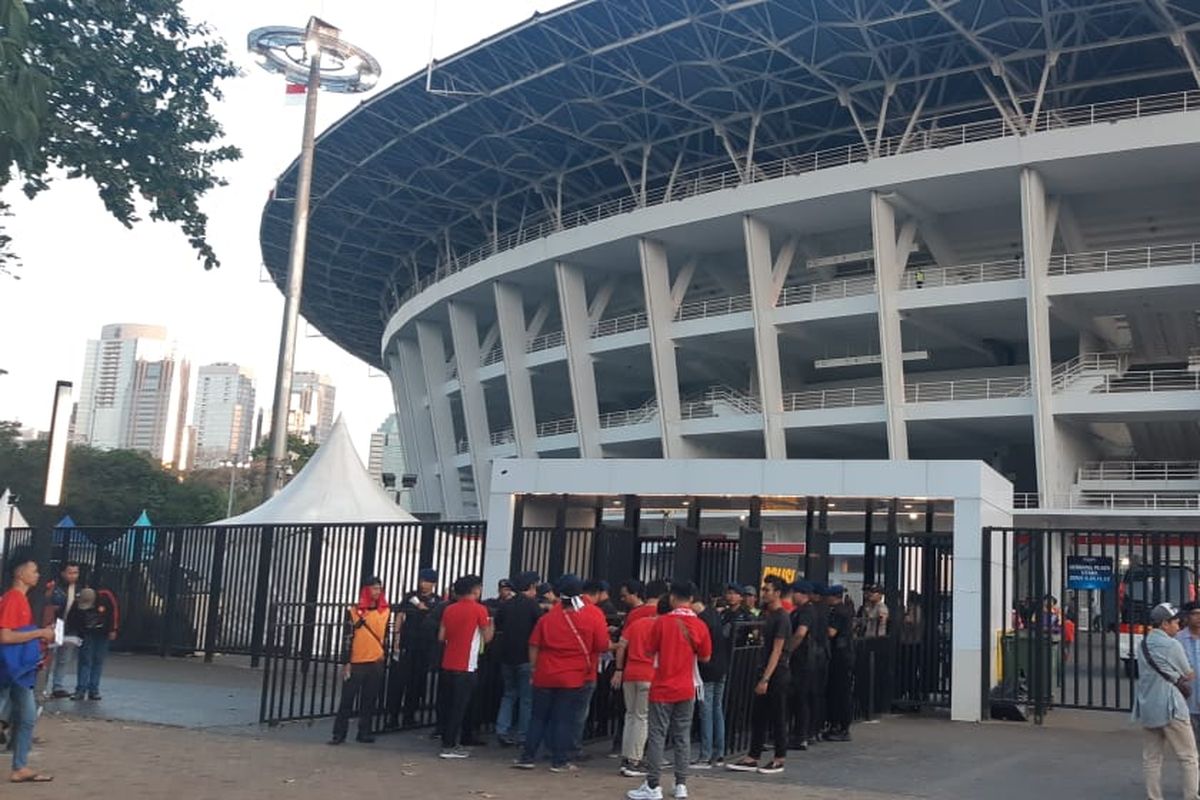 Para penonton Indonesia mulai memadati pintu Plaza Utara Stadion Utama Gelora Bung Karno, Jakarta Pusat, Selasa (10/9/2019)