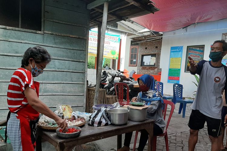 Ketua RW 03 Suryo Setiawan (kanan) bersama warga saat persiapan memasak di dapur umum RT.2 RW 03 Kelurahan Jomblang, Candisari Senarang, Senin (27/4/2020) 