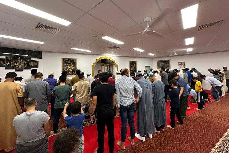 Warga muslim Indonesia yang tinggal di Harvey melakukan shalat tarawih di Masjid Bunbury. 