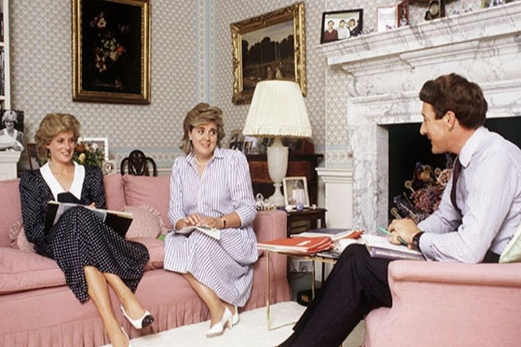 Putri Diana memilih sofa berwarna merah muda di Istana Kensington. Warna pink ini mengingatkan pada warna pink milenial yang populer beberapa waktu terakhir. 