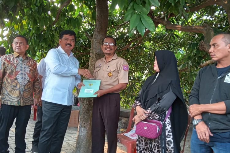 Menteri ATR/Kepala BPN, Hadi Tjahjanto menyerahkan sertifikat tanah kepada warga di Kota Cilegon, Banten pada Kamis (27/7/2023).