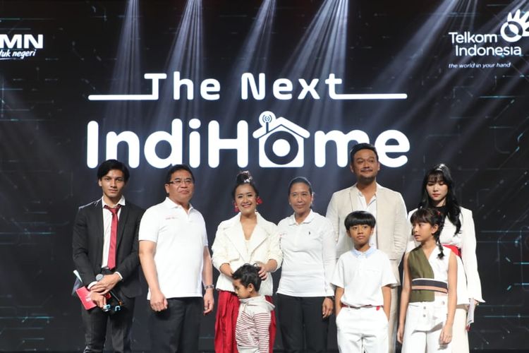 Menteri BUMN RI Rini Soemarno (kelima dari kanan) bersama Direktur Utama Telkom Alex J. Sinaga
(kedua dari kiri) dan Brand Ambassador IndiHome yakni Isyana Sarasvati (paling kanan), Jefri Nichol
(paling kiri), dan Keluarga Sasono saat acara The Next IndiHome di Jakarta, Senin (25/3).
