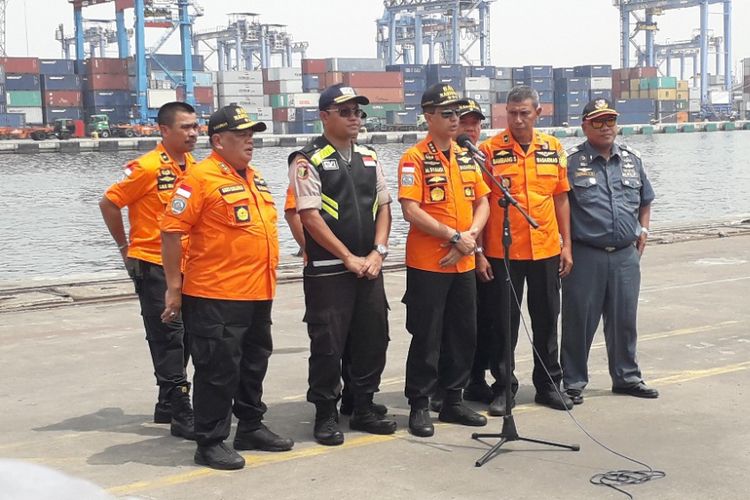 Kepala Badan SAR Nasional Marsekal Madya M Syaugi memberikan keterangan kepada awak media di Dermaga JICT 2 Pelabuhan Tanjung Priok, Rabu (7/11/2018).