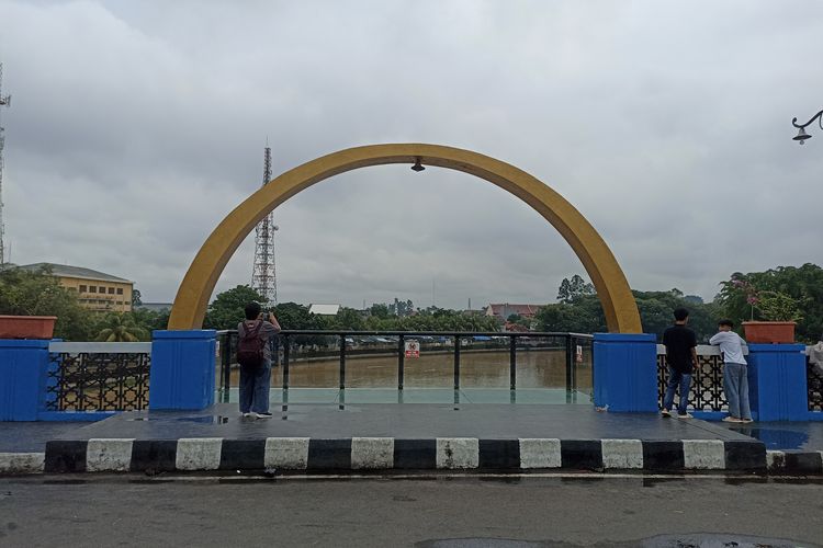 Jembatan kaca Tangerang atau Jembatan Kaca Berendeng di Kota Tangerang, Banten, pada Minggu (21/4/2024). 