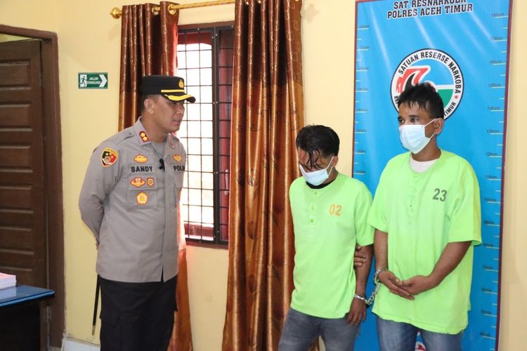Kapolres Aceh Timur AKBP Mahmun Hari Sandy Sinurat, berbicara dengan dua tersangka pengedar sabu-sabu di Mapolres Aceh Timur, Aceh, Selasa (10/5/2022)