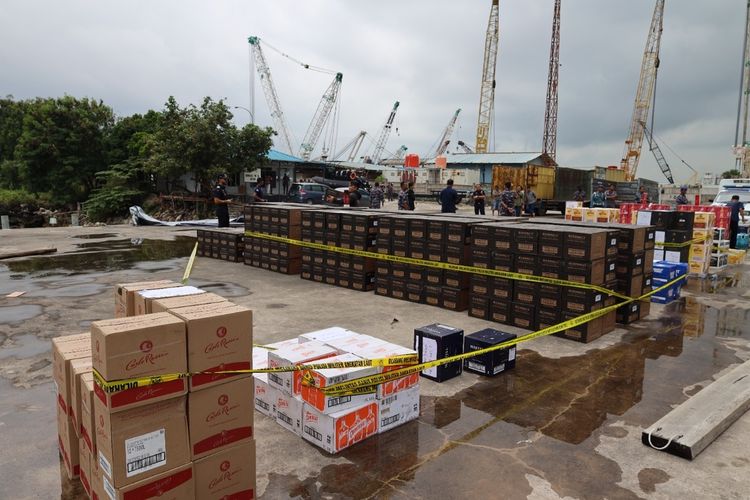 KPU Bea Cukai Tipe B Batam melanjutkan penyelidikan terhadap 8.784 botol minuman beralkohol (mikol) ilegal dengan nilai Rp 4,38 Miliar yang sebelumnya diamankan di perairan Tanjung Sengkuang pada, Kamis (20/10/2022).