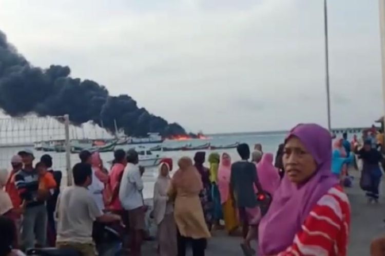 Warga pulau Sepudi menyaksikan peristiwa kebakaran KMP Khatijah 01 dari dermaga. Kapal ini mengangkut BBM jenis Pertamax dan bahan pokok makanan.