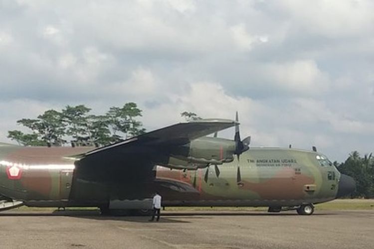 Pesawat Hercules C-130 milik TNI Angkatan Udara mendarat darurat di Bandara PT Pertamina Hulu Energi (PHE) North Sumatera B (NSB), Senin (13/1/2020).