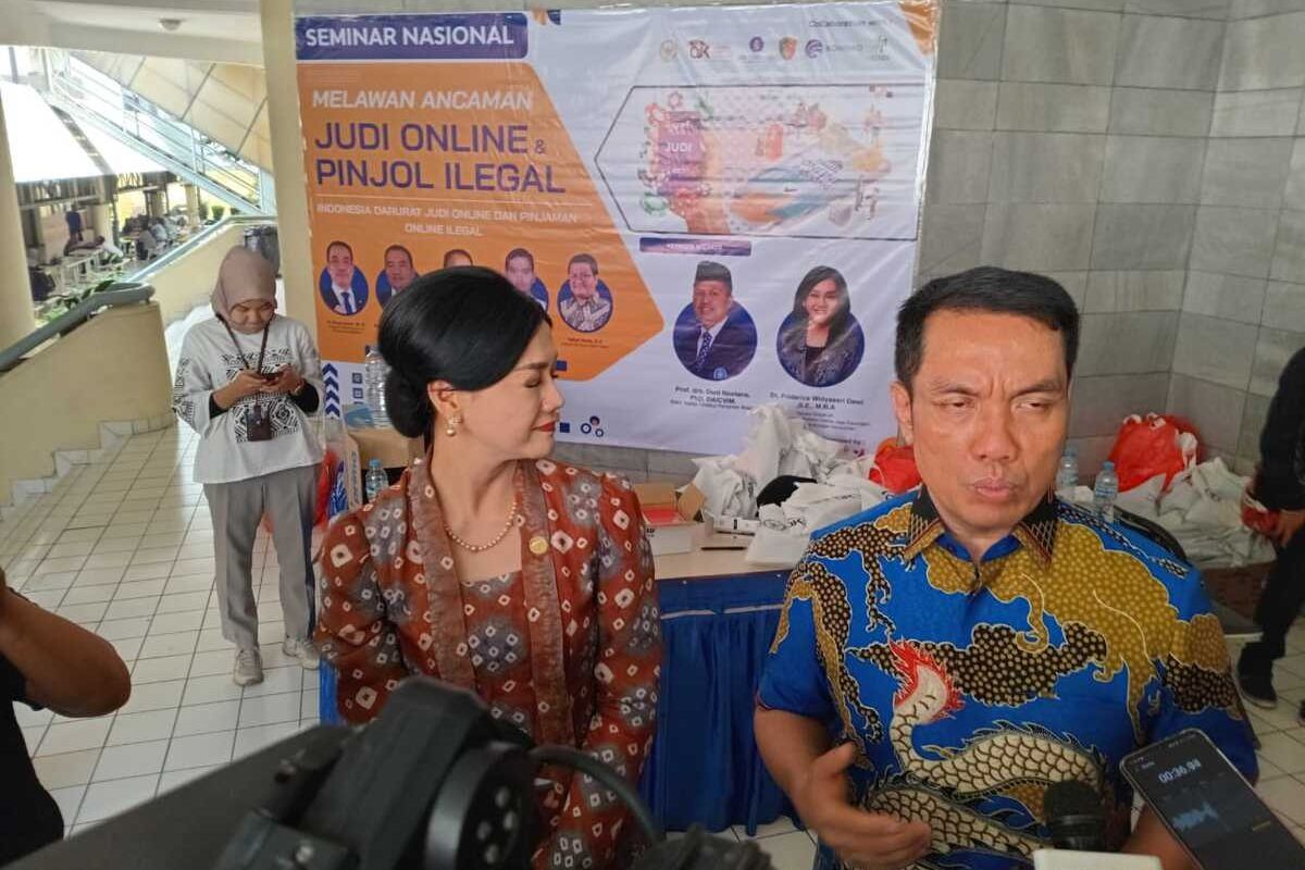 Kepala Eksekutif Pengawas Perilaku Pelaku Usaha Jasa Keuangan, Edukasi, dan Pelindungan Konsumen OJK Friderica Widyasari dan Anggota Komisi XI Dewan Perwakilan Rakyat (DPR RI), Fauzi Amro saat ditemui usai acara Seminar Nasional bertema Melawan Ancaman Judi Online dan Pinjol Ilegal di IPB University, Dramaga, Kabupaten Bogor, Jawa Barat, Senin (29/7/2024).