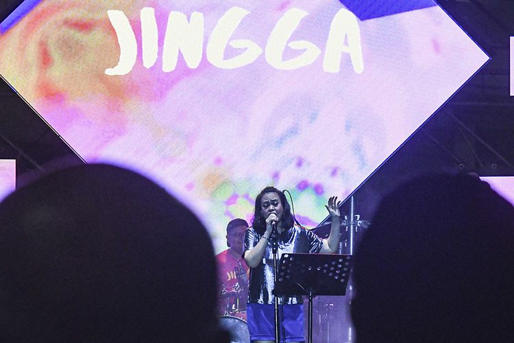 Vokalis grup band Jingga, Fe Utomo tampil pada acara 90s Festival di JIEXPO Kemayoran, Jakarta, Minggu (24/11/2019). Grup band yang terkenal lewat  album yang berjudul Tentang Aku tersebut membawakan sejumlah lagu diantaranya Jalan Terbaik dan Tentang Aku.